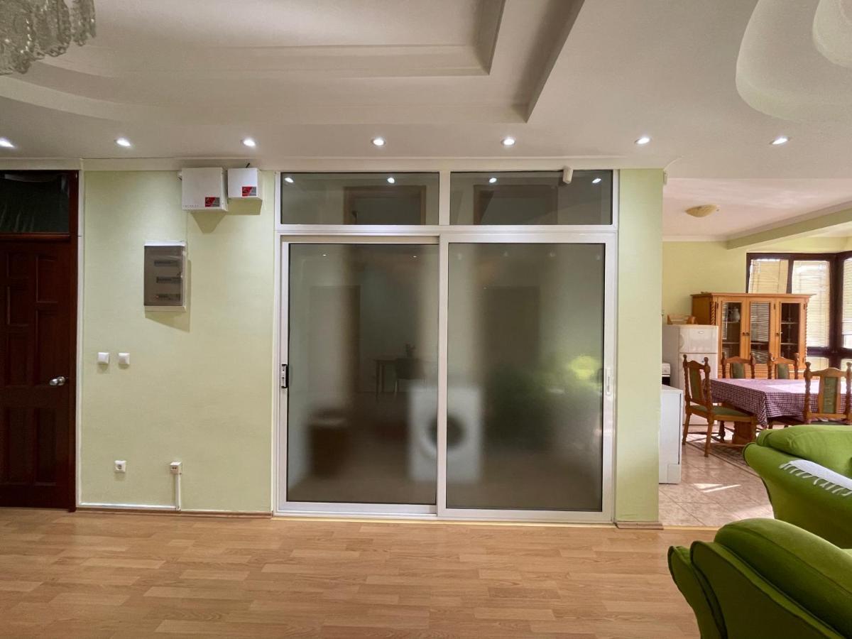 Huge Apartment With A Garden In The City Center Pristina Exterior foto